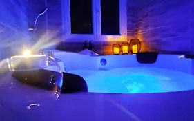 A l'Orée des pins - Gite et spa de 30 m2- Home Cinéma et massage en sup